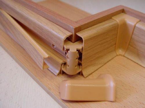 Как сделать внутренний угол плинтуса на полу. Монтаж пластикового плинтуса