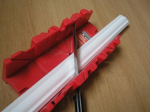 Как сделать угол на широком потолочном плинтусе. Как правильно вырезать и состыковать плинтус в углах