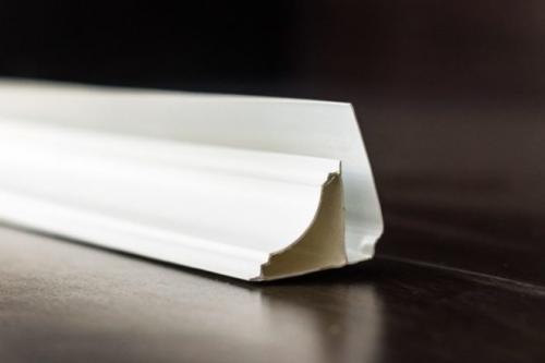 Как сделать угол потолочного плинтуса без стусла. Как обрезать потолочный плинтус в углах без стусла