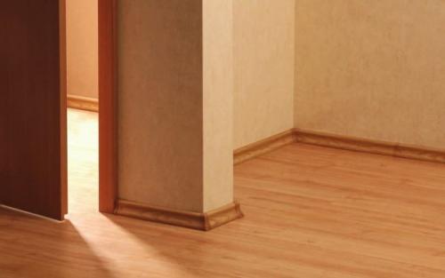Установка пластикового плинтуса без уголков. Достоинства и недостатки