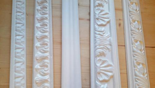 Как сделать угол потолочного плинтуса без стусла. Как обрезать потолочный плинтус в углах без стусла