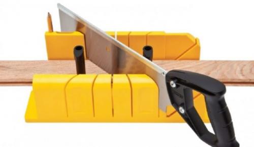 Как сделать угол потолочного плинтуса без стусла. Как обрезать потолочный плинтус в углах без стусла