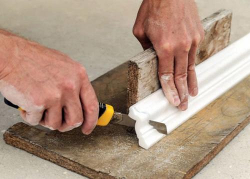 Как сделать угол потолочного плинтуса без стусла. Как обрезать потолочный плинтус в углах без стусла