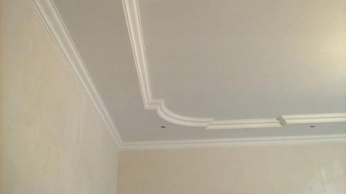 Можно ли клеить потолочный плинтус на пва. Чем приклеить потолочный плинтус – варианты средств и материалов