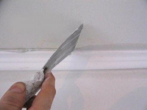 Чем клеить потолочный плинтус на виниловые обои. Способы приклеивания плинтусов