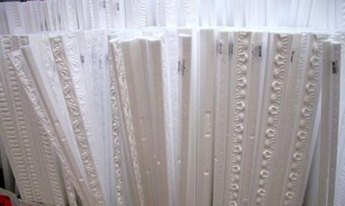 Чем клеить потолочный плинтус на обои. Особенности плинтусов из пенопласта