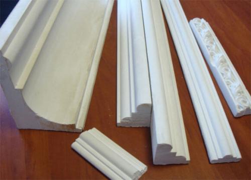 Потолочный плинтус углы. Как резать потолочный плинтус: работа с помощью стусла или без инструмента