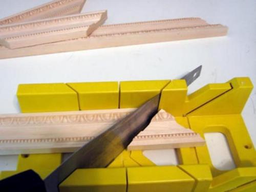 Как стыковать потолочный плинтус без стусла. Как точно отмерить и вырезать Угол потолочного плинтуса без стусла