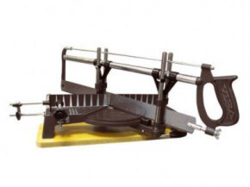 Как отрезать потолочный плинтус внутренний Угол. Первый способ — с помощью стусла