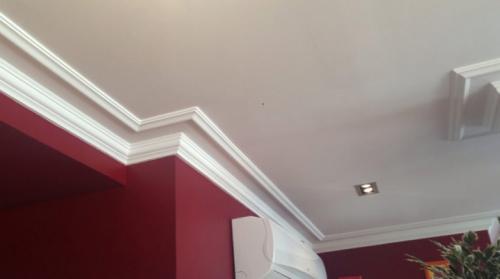 Как сделать внутренний угол потолочного плинтуса со стуслом. Как сделать внутренний угол потолочного плинтуса?