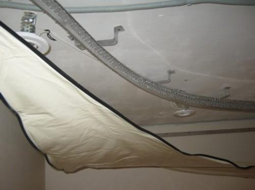 Потолочный багет ПВХ. Багет для натяжных потолков: изделия из алюминия и ПВХ, общие свойства и различия в использовании