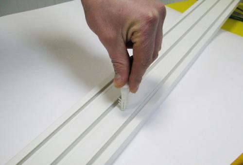 Как установить потолочный карниз трехрядный. Шинный карниз: разновидности и особенности установки