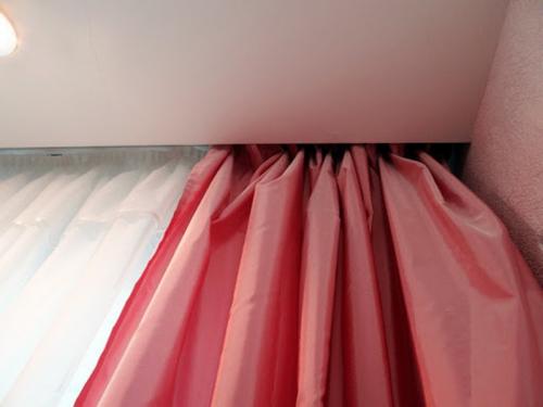 Какой карниз выбрать для натяжного потолка. Карниз для штор под натяжной потолок: советы по выбору и монтажу