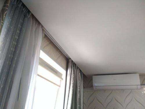 Классификация гардин для натяжных потолков. Потолочная гардина под натяжной потолок 02 Классификация гардин для натяжных потолков. Потолочная гардина под натяжной потолок 02