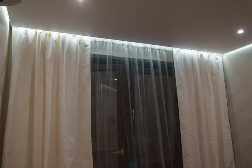 Какой карниз выбрать для натяжного потолка. Карниз для штор под натяжной потолок: советы по выбору и монтажу