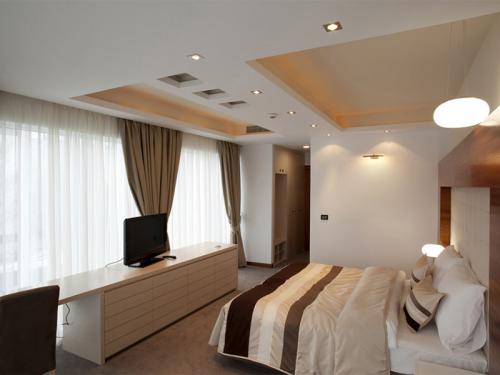 Какой карниз выбрать для натяжного потолка. Карниз для штор под натяжной потолок: советы по выбору и монтажу