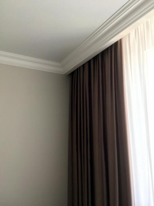 Какой карниз выбрать для натяжного потолка. Карниз для штор под натяжной потолок: советы по выбору и монтажу