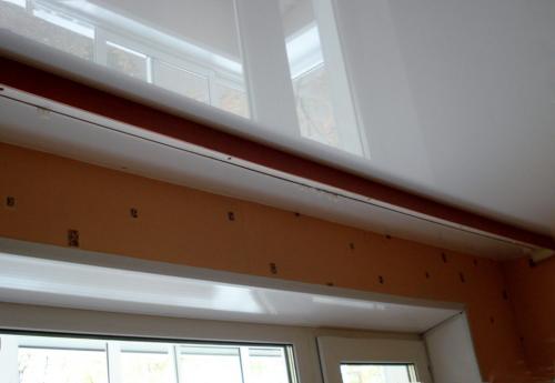Можно ли установить потолочный карниз если потолок уже натянут. Способы крепления карниза на натяжном потолке