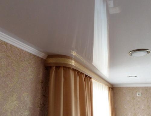 Настенный карниз под натяжной потолок. Виды карнизов для натяжного потолка