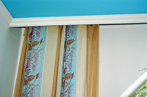 Установка потолочного карниза в нишу. Скрытый карниз для штор в натяжном потолке: особенности и монтаж