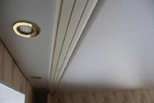 Как гардину прикрепить к натяжному потолку. Как сделать гардину на натяжном потолке?