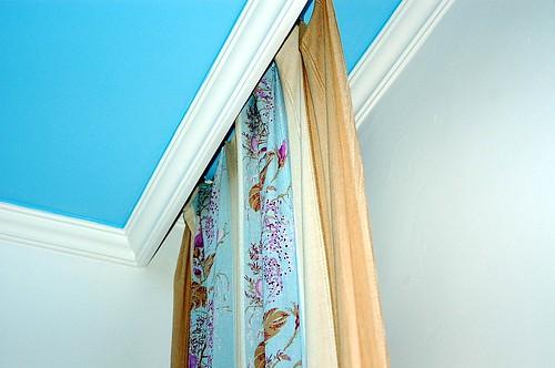 Натяжной потолок скрытый карниз недостатки. Скрытый карниз для штор в натяжном потолке: особенности и монтаж