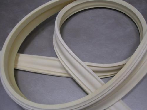 Плинтус для карниза. Преимущества плинтусов из полиуретана