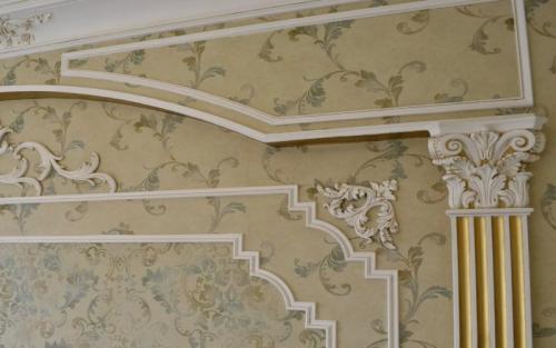 Использование молдингов на стенах и потолке в дизайне.. Молдинги на стенах