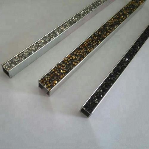 На что клеить декоративный молдинг на стену. Разновидности молдингов