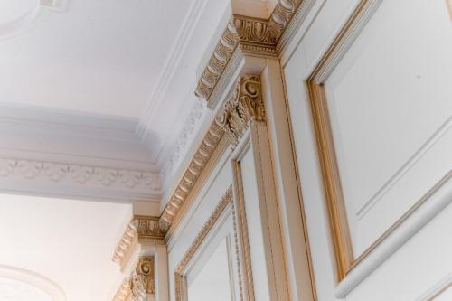 Лучшие плинтусы для натяжных потолков на 2022 год. Потолочный плинтус в интерьере 2022: ТОП-40 лучших идей дизайна с фото 09