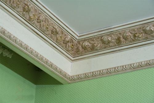 Лучшие плинтусы для натяжных потолков на 2022 год. Потолочный плинтус в интерьере 2022: ТОП-40 лучших идей дизайна с фото 11