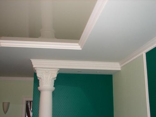 Какие плинтуса лучше для натяжных потолков.. Материал плинтусов для натяжных потолков