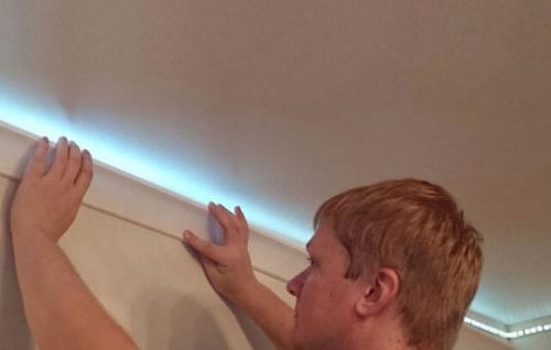 Потолочный плинтус с подсветкой. Что представляют собой плинтусы 06