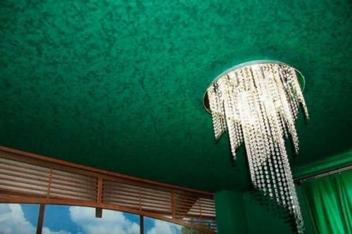 Как выбрать натяжной потолок в спальню. Натяжной потолок в спальне — преимуществ аи недостатки натяжных потолков. Нюансы установки. Выбор материала и цветов. Фото и видео-обзоры от профессионалов