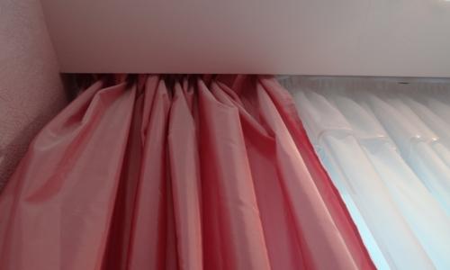 Как повесить карниз на натяжной потолок, без закладной. Особенности крепления потолочных карнизов