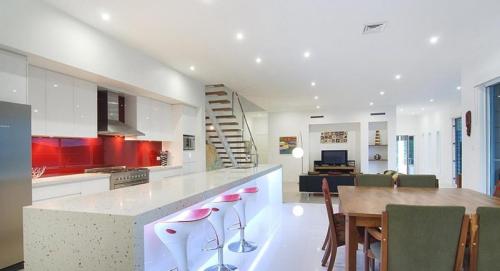 Светильники для теневых натяжных потолков. Освещение в интерьерах различного стиля 09