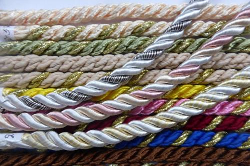 Чем окантовать натяжной потолок. Шнуры