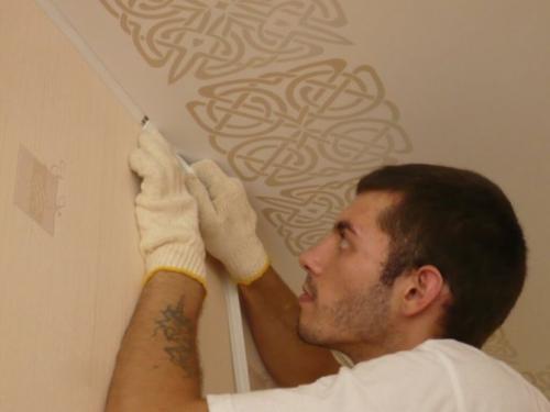 Чем заделать стык между потолком и стеной. Крепим современную «лепнину»