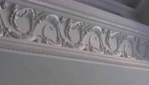 Чем заделать стык между потолком и стеной. Крепим современную «лепнину»