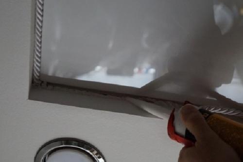 Вставка между натяжным потолком и стеной. Шнуры