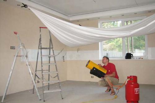 Установка натяжных потолков до или после обоев. Особенности очередности при ремонте стен и потолка