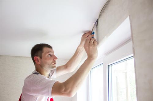 Установка натяжных потолков до или после обоев. Особенности очередности при ремонте стен и потолка