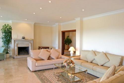 Щель между галтелей и натяжным потолком. Потолочный плинтус