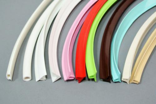 Заглушка между натяжным потолком и стеной. Маскировочная лента