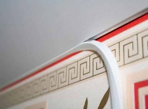 Как отделать стык натяжного потолка. В каких случаях образуется технологический зазор? Как можно избежать его появления? 03