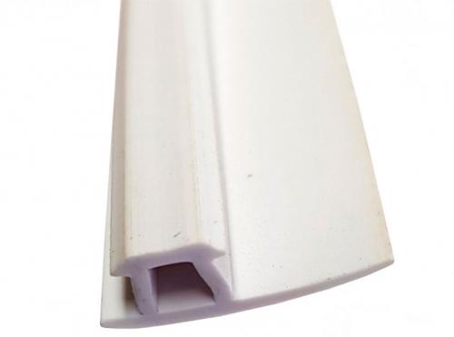 Как отделать стык натяжного потолка. В каких случаях образуется технологический зазор? Как можно избежать его появления? 09