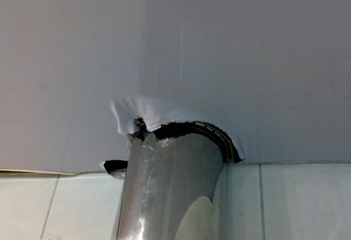 Что будет если разрезать натяжной потолок. Натяжной потолок. Маленький порез