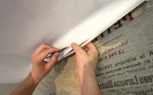 Что будет если разрезать натяжной потолок. Натяжной потолок. Маленький порез