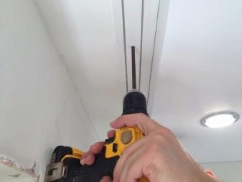 Как сделать крепление карниза к потолку. Как крепить карниз к бетонному потолку 05