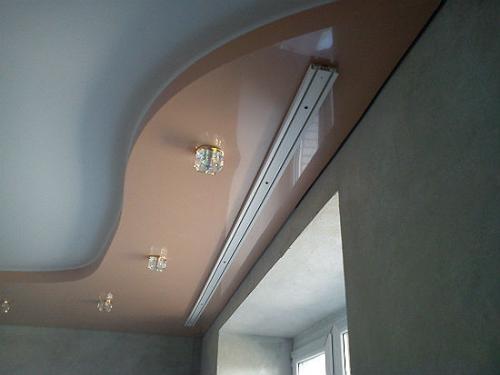 Как прикрепить карниз к натяжному потолку. Потолочный тип крепления